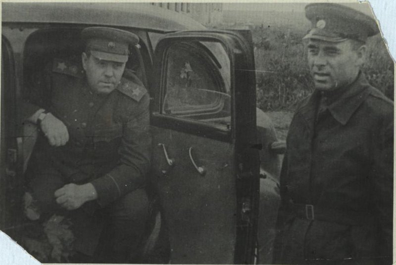 А.М. Василевский (сидит в машине) и А.И. Ракутин, генерал-майор по особым поручениям А.М. Василевского