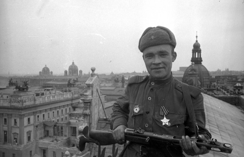 Участник боев за освобождение г. Вены кавалер ордена Славы, гв. младший сержант Б. Лугачев на крыше одного из домов