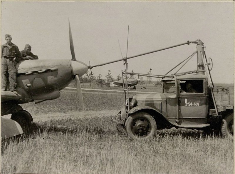 Фотография: Альбом о работе автотранспорта 24 района авиабазирования. 1941-1944 гг.