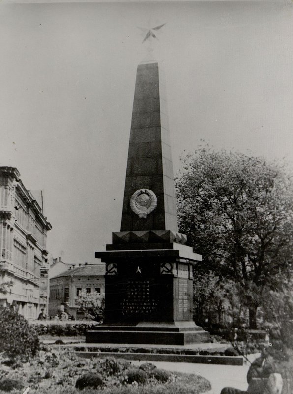 Image: Common monument at the military cemetery