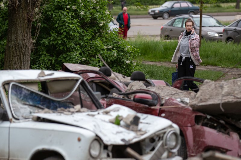 Последствия обстрела Стаханова в ЛНР. Местный житель на месте обстрела со стороны ВСУ из реактивной системы залпового огня (РСЗО)