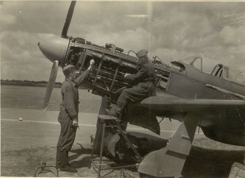 Фотография: Регулировка карбюраторов К-105 в полевых условиях, производят регулировку Младший сержант Каляпин, Старший Сержант  Павлов