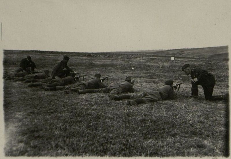 Image: Senior Lieutenant Fedorov directs training rifle shooting