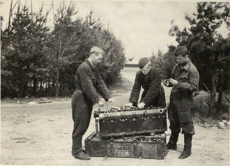 Фотография: ВРИД начальника ПАРМ-1 № 57 Младший сержант Моргин производит поверку качества ремонта блока мотора ВК-105пф и притирку клапанов. Ремонт производил Младший сержант Смирнов и красноармеец Бочтарев