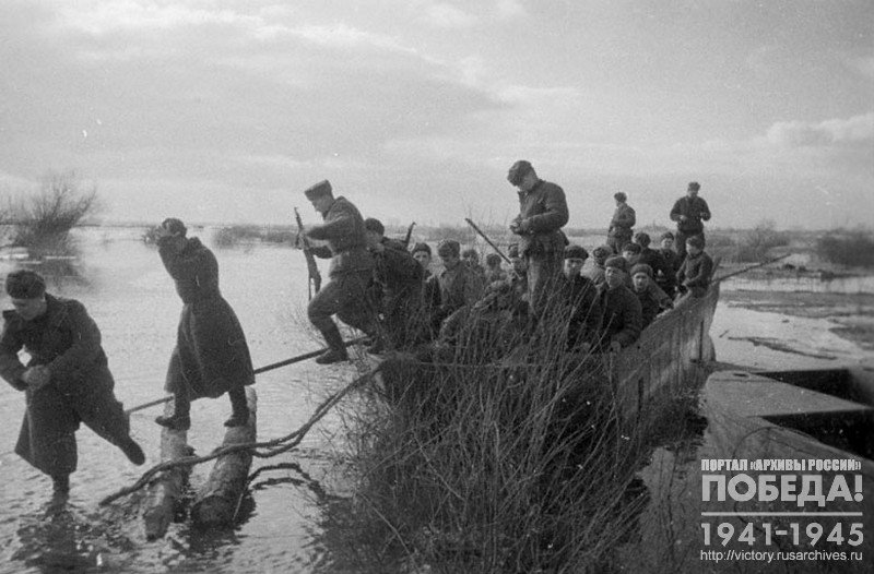 Бойцы Красной Армии форсируют реку Одер