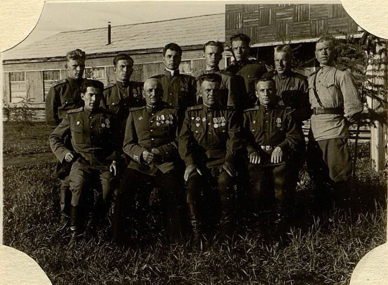 Фотография: Парт. полит аппарат полка. капитан Дигоев, полковник Кучава, гвардии майор Тупало, капитан Трусов, лейтенант Троицкий, младший лейтенант Дубков, капитан Лесничев, младший лейтенант Пупов, младший лейтенант Глотов, краноармеец Солодников, младший лейтенант Грачев