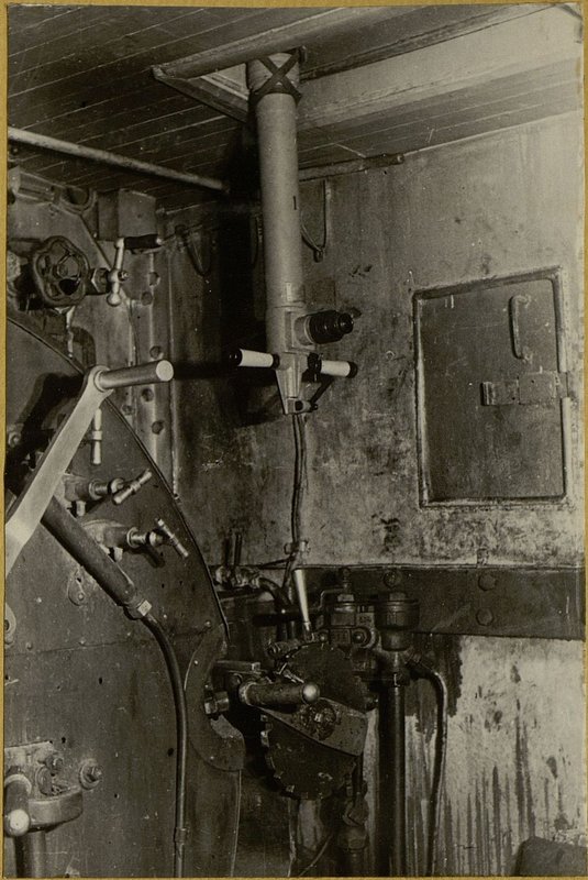 Image: Control devices for an armored locomotive: reverse, regulator, PER-27 periscope