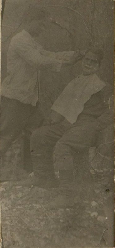 Фотография: Красноармеец комендантского отделения г. Васиргисер в свободное время постоянно бреет бойцов и командиров в Штабной батарее.