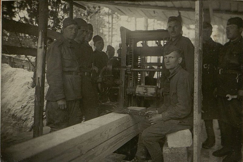 Фотография: Расчет 4 ОПИМ, установки РПШ, приданный 4 гвардии ОМИБ (отдельный моторизованный инженерный батальон) на время работы лесозавода