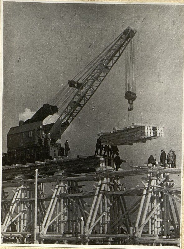 Фотография: Опускание второго деревянного пакета в следующий пролет
