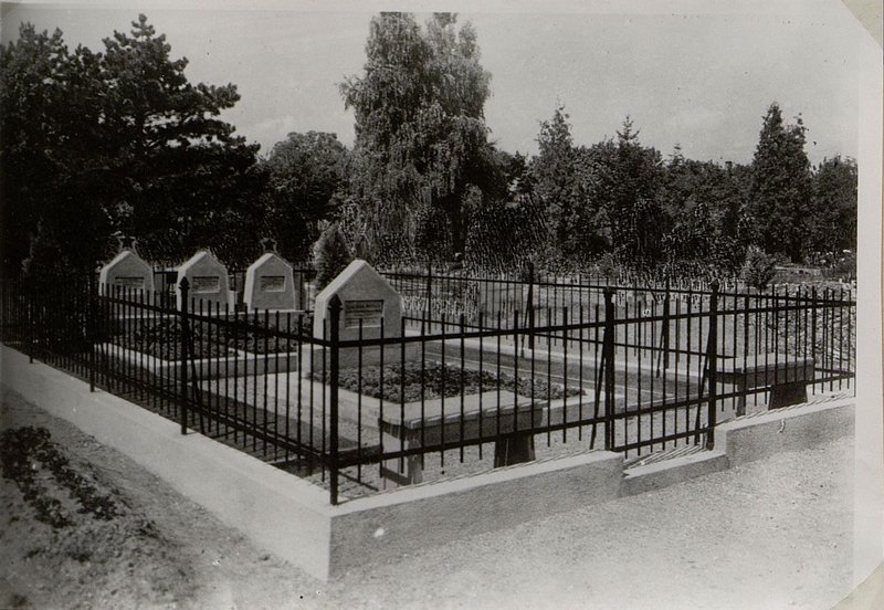Image:  Maria-Enzensdorf. Military cemetery