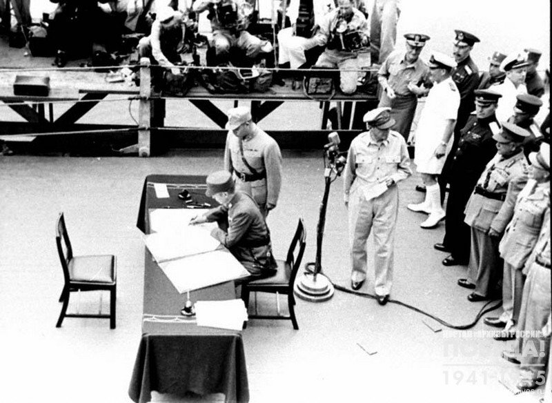 Момент подписания Акта о капитуляции Японии на борту американского линкора «Миссури». От Китая акт подписывает Су-Ян-Чен