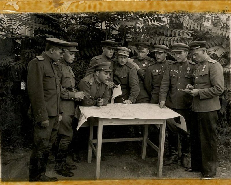 Фотография: Начальник штаба корпуса гвардии полковник Стерин ставит боевую задачу офицерам штаба