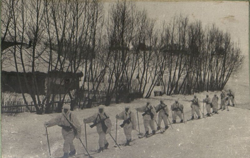 Image: Skiers on a hike