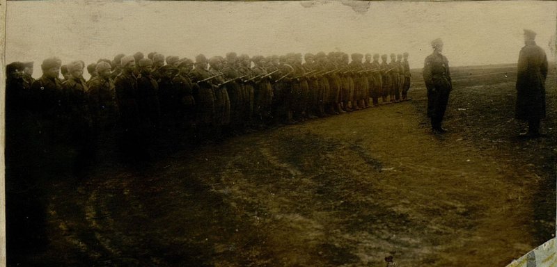 Фотография: Личный состав полка выстроен для получения ордена "Красного Знамени". Начальник штаба майор Писков К.К. докладывает командиру полка подполковнику Ахтырченко П.Г.
