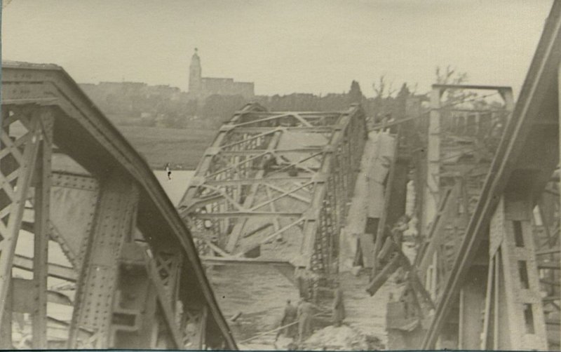 Image: The bridge over the Elbe river blown up by the Germans