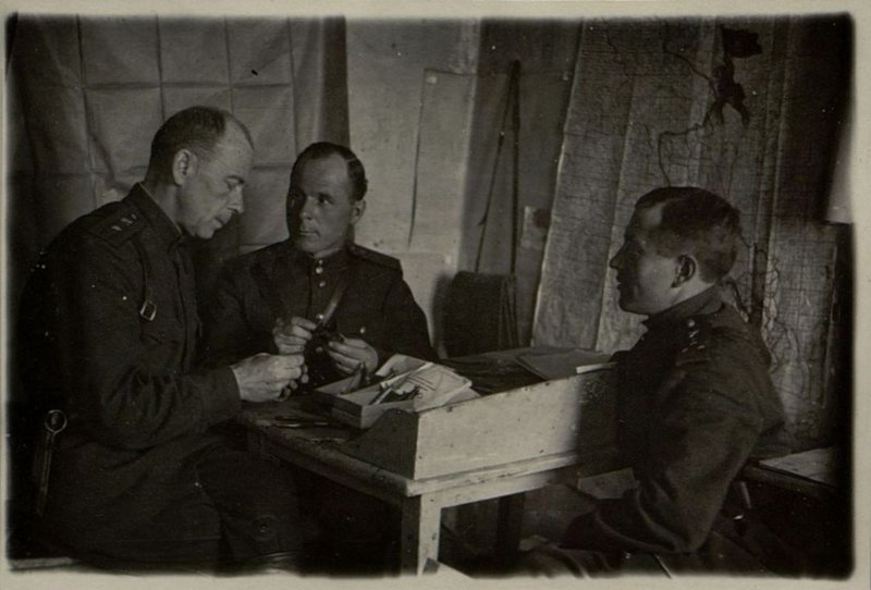 Фотография: Начальник отдела боевой подготовки инженер-майор Красноперов дает инструктаж по подрывному делу