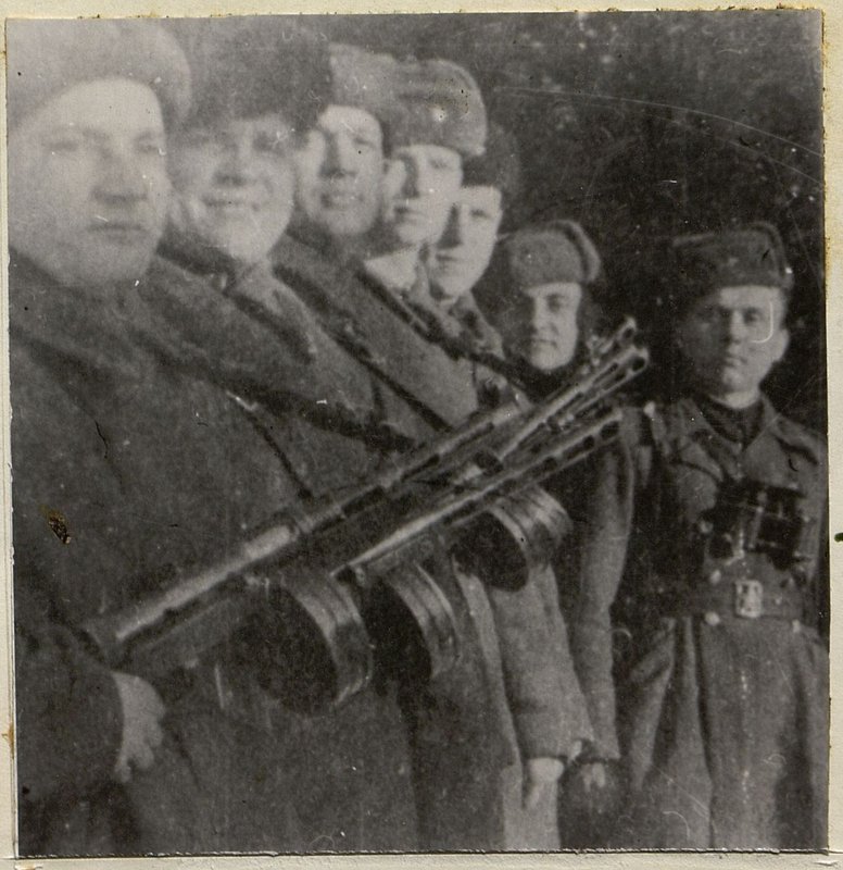 Фотография: Взвод разведки штабной батареи, четвертый слева Бугорков В.Г.