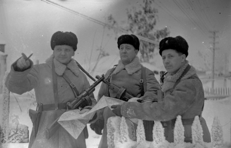 Полковник А.Г. Родин, комиссар бригады М.В. Сочугов и начальник штаба подполковник С.Л. Мартемьянов уточняют маршрут наступления