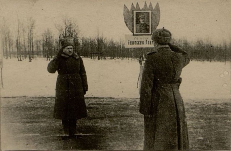 Фотография: Знамя полка вручает Командующий округом Генерал-Полковник Рейтер. Знамя полка принимает командир полка майор Жидович