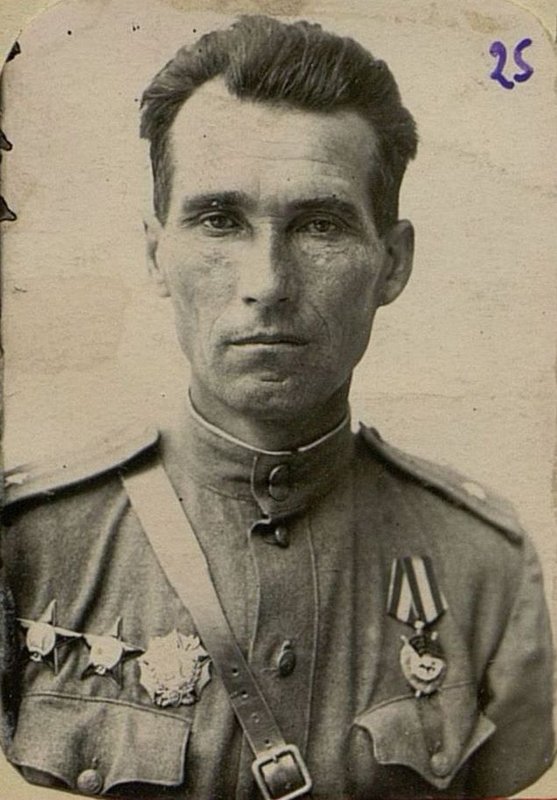 Image: Left: Deputy Commander of the 125th Infantry Regiment for combat units, Lieutenant Colonel E.E. Naumenko