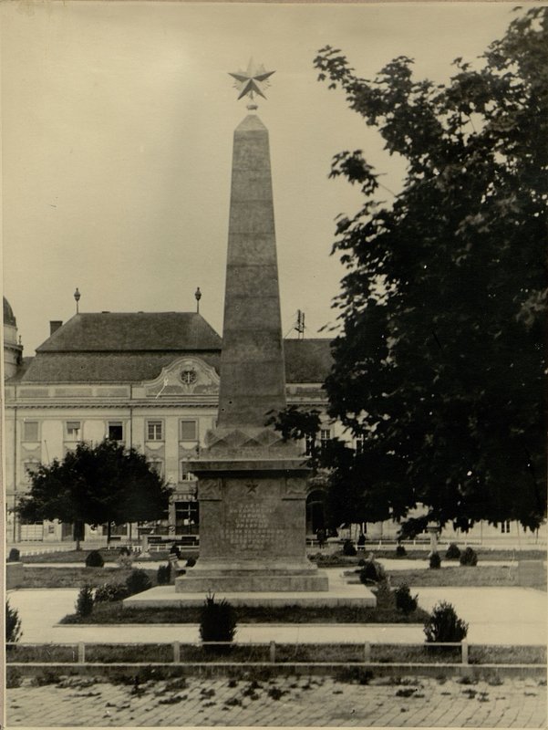 Фотография: г. Сентеш. Памятник-монумент на братской могиле