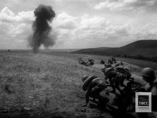 Red Army infantrymen attacking the enemy, 1943
