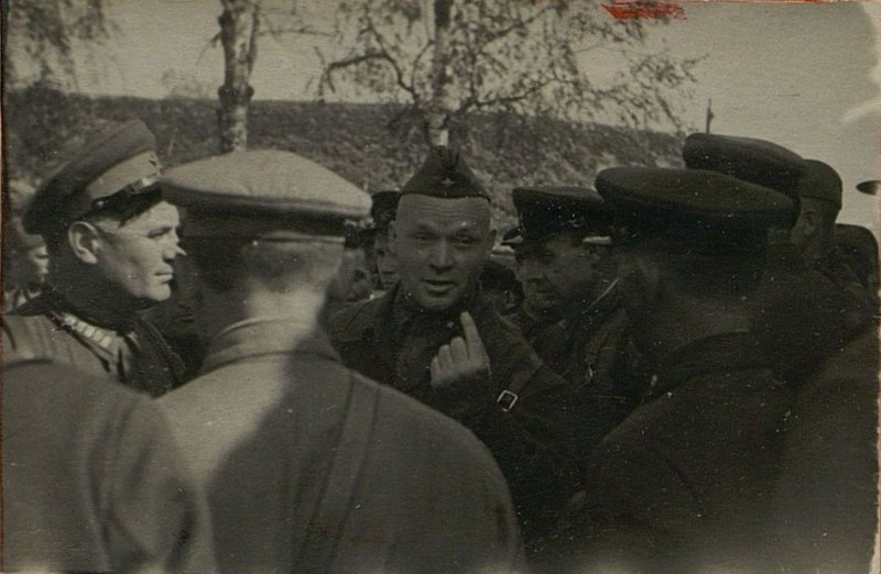 Фотография: Июль, 1942 г. Командующий 3-й гвардейской армии Герой Советского Союза генерал-лейтенант Лелюшенко беседует с группой командиров и политработников нашей дивизии