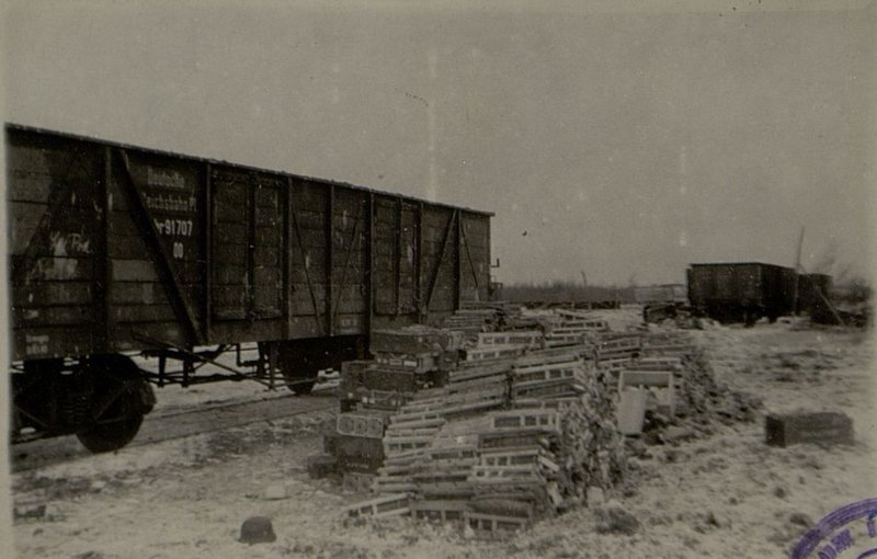 Фотография: Захваченные вагоны и боеприпасы на ст. Подберезье