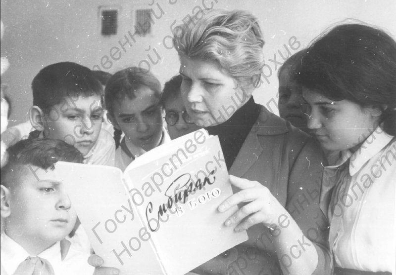 Пионеры знакомятся с подвигами сибиряков.