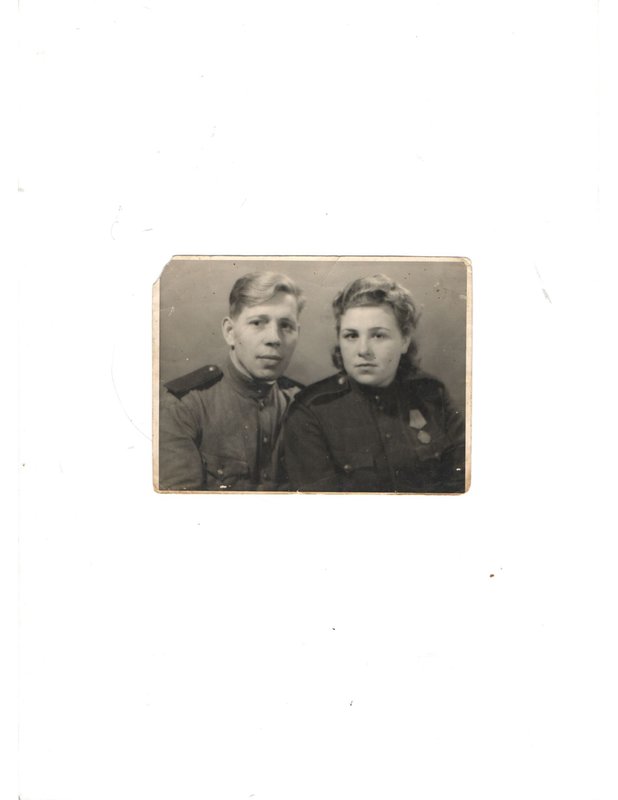 Shkredova (Basova) Anna Petrovna, laundress from military unit No. 29114 of the Volkhov front with a service comrade