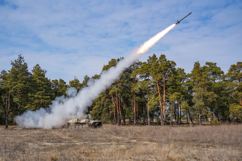 Работа расчета зенитно-ракетного комплекса ПВО "Стрела-10" в зоне проведения СВО