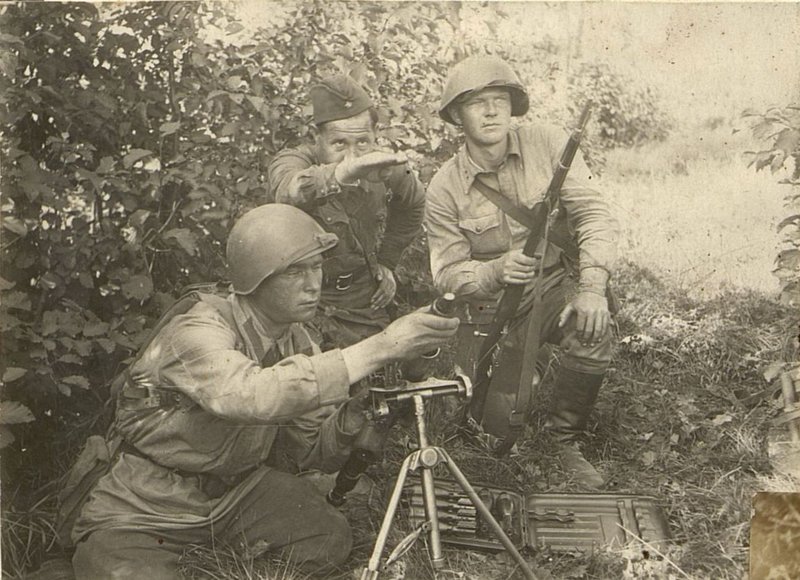 Image: The commissar of the mortar battalion, battalion commissar Kalmykov, sets a task for the mortar men