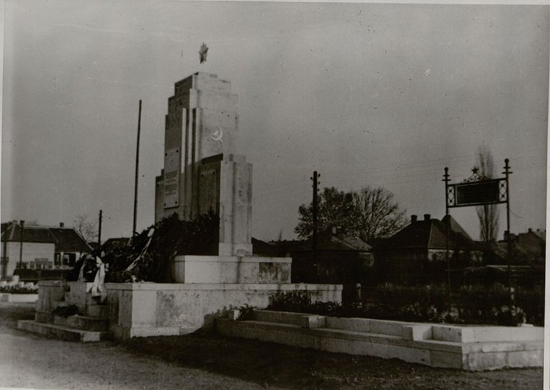 Image: Monument at the military cemetery (Peshtsenterzhabet district)
