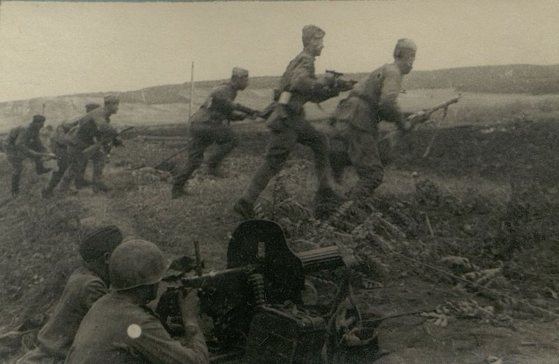 Фотография: Отделение мл. серж. Г. Калашникова атакует