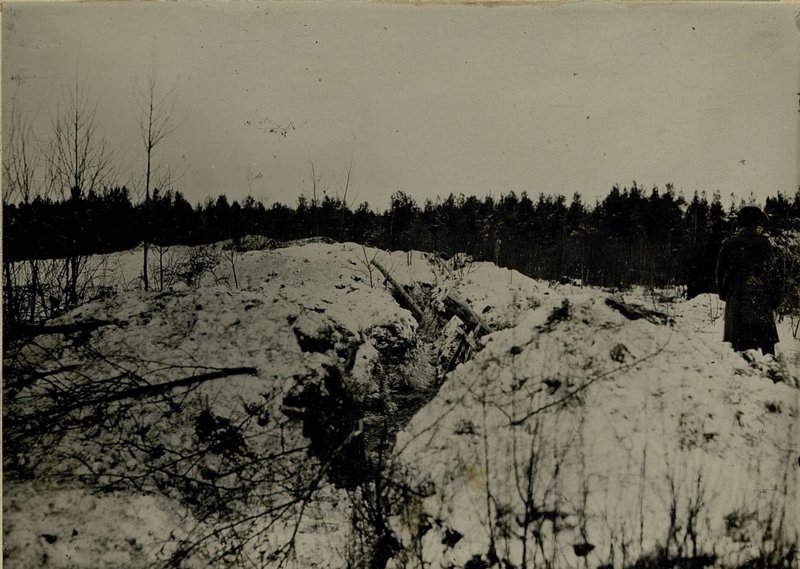 Фотография: Огневая позиция 120 мм. минометов после артиллерийского обстрела. Дальность стрельбы - 4 клм. Расход: 76 мм. 96 сн., 122 мм. 40 сн. 82 мм - 48 мин