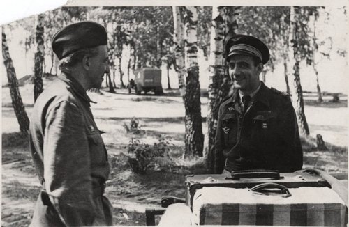 Беседа писателя И.Г. Эренбурга (слева) с французским полковником авиадивизии «Нормандия» Пуярдом. Орловская обл.