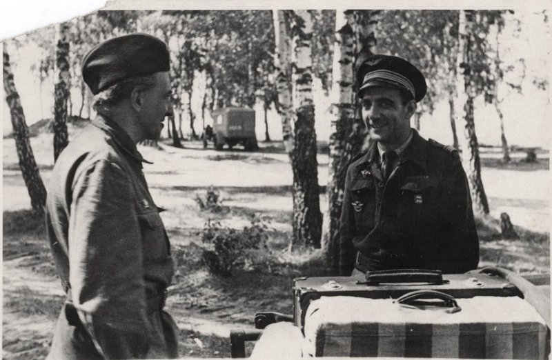 Беседа писателя И.Г. Эренбурга (слева) с французским полковником авиадивизии «Нормандия» Пуярдом. Орловская обл.