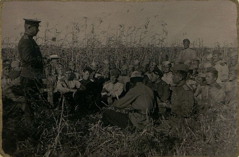 Фотография: Собрание первичной парторганизации 1 батальона 404 стрелковго полка. Командир батальона капитан Водолазкин Н.И. выступает с докладом об авангардной роли коммунистов на марше в период преследования противника