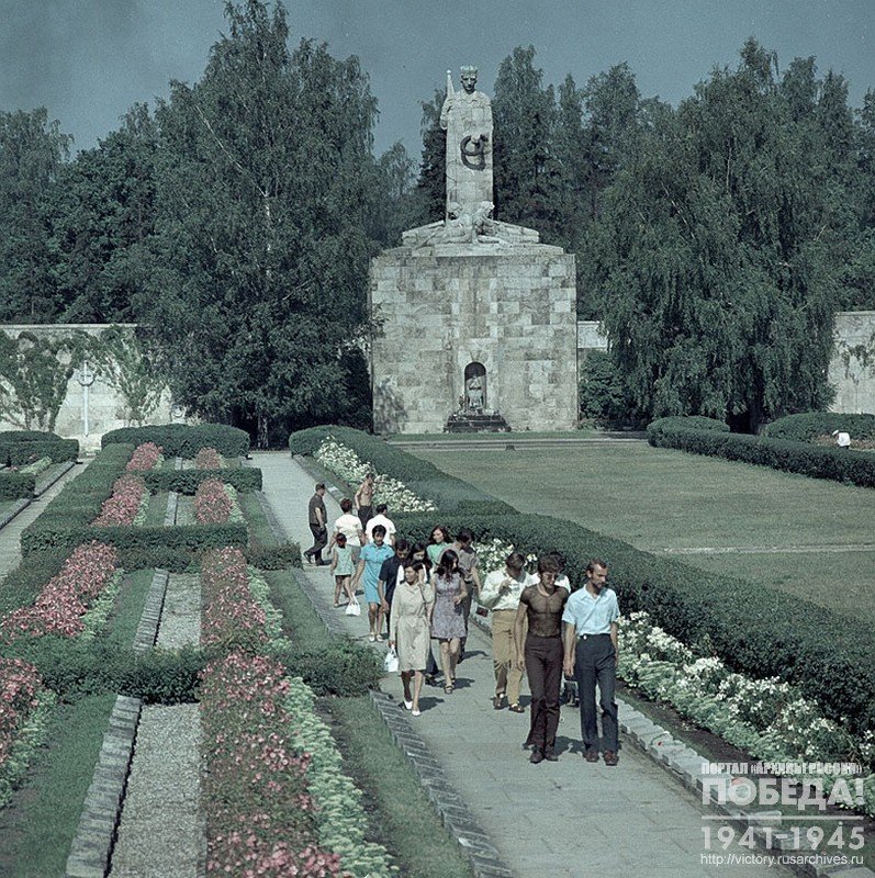 Памятник на территории мемориального ансамбля Братского кладбища