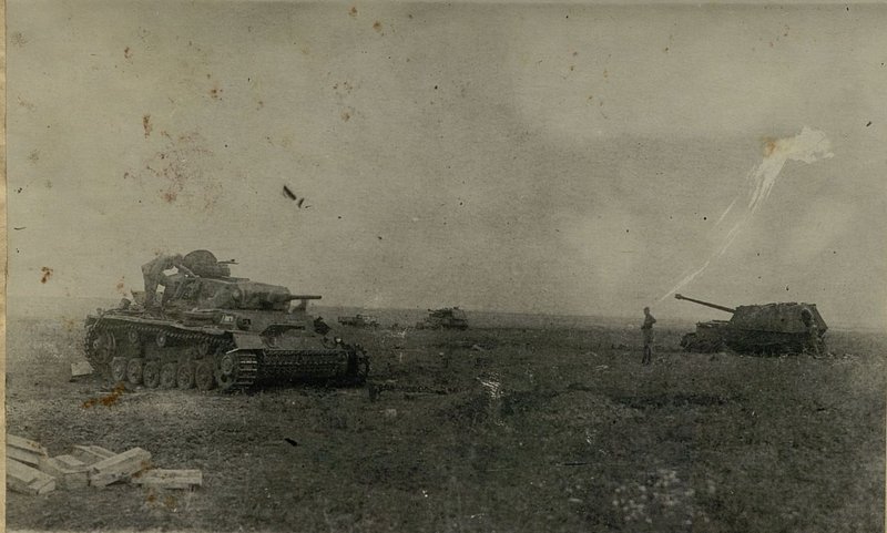 Фотография: Немецкий средний танк и самоходное орудие "Фердинанд" (справа), подбитые на выс. 257,1 (сев.) 8.7.43 г. огнем прямой наводки 6 батареи 642 Командный пунктАП и 4 батареи 540 ЛАП 5 АД РГК