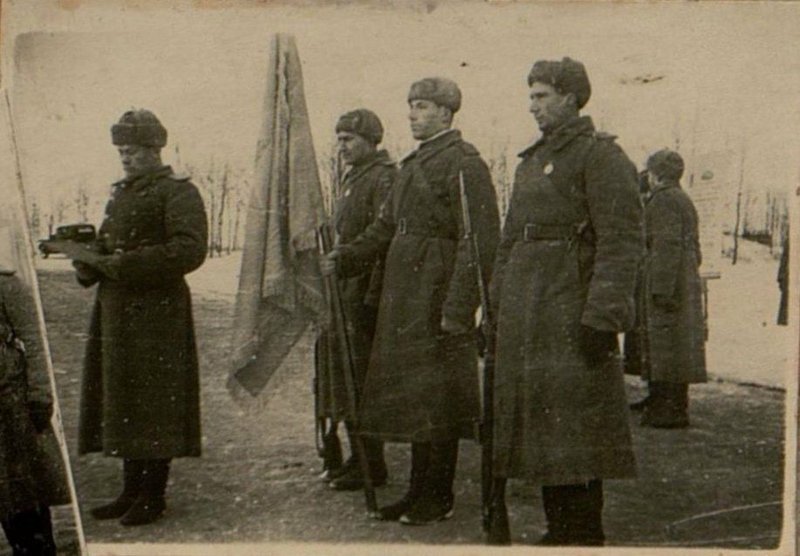 Фотография: Вручение Красного Знамени части Командующим Южно - Уральским военным округом Генерал-полковником товарищем Рейтер