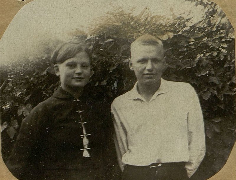 Image: Pavel Morozov with his sisters on the day of conscription into the Red Army. April 1942
