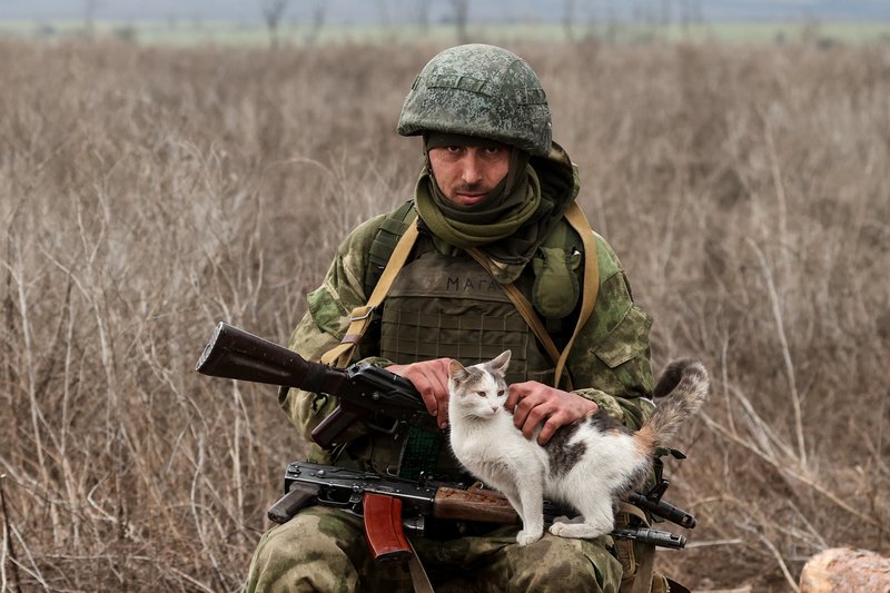 Village Pischevik, transferred under control of the DPR. Serviceman at the abandoned positions of the Armed Forces of Ukraine in the village of Pischevik, which passed under the control of troops of the Donetsk People's Republic.
