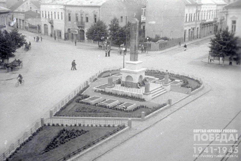 Памятник воинам, погибшим в боях с немецко-венгерскими захватчиками, на площади имени Красной Армии в городе Мукачево