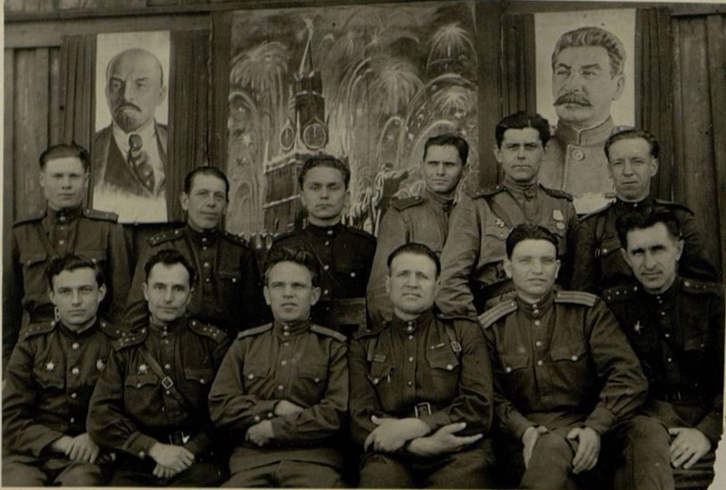 Фотография: Май 1945 года: (слева направо) Политработники полка во главе с подполковником тов. Илюхиным после предмайского совещания