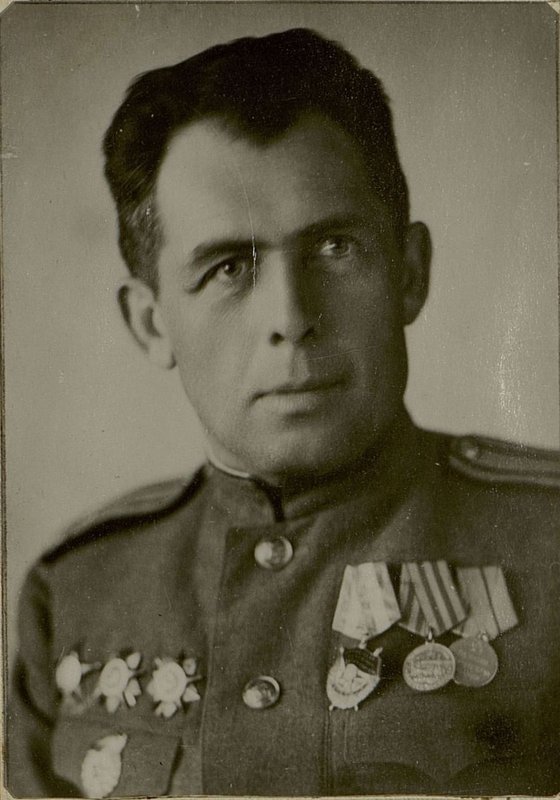 Фотография: Командир 51-й инженерно-саперной Днепродзержинской Краснознаменной орденов Суворова и Кутузова бригады. гвардии полковник Калиниченко