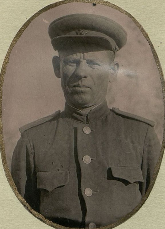 Image: Commander of the 404th Infantry Regiment, Major Comrade Golub G.N. in a combat situation, he kept close contact with the communists and skillfully relied on the party organization