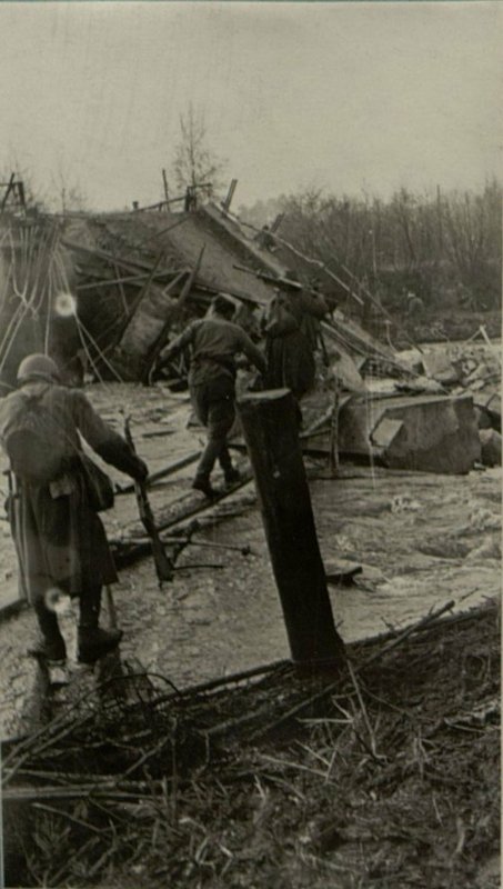 Фотография: Штурмовой батальон гвардии капитана Сурова с боями подходит к реке Шпрее и стремительно форсирует ее
