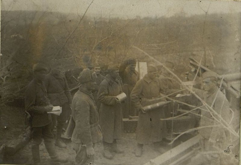 Фотография: Орудийный расчет сержанта Папка Г. ведет огонь по противнику в районе Борщеватая.